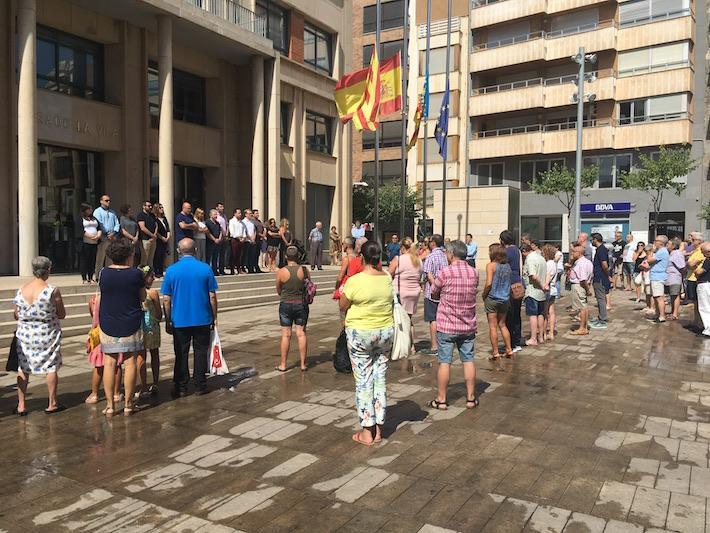Vila-real diu 'No' al terrorisme i mostra el seu condol i solidaritat amb les víctimes dels atemptats a Catalunya