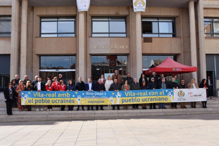 Vila-real crida en silenci per la pau i en solidaritat amb el poble ucraïnès