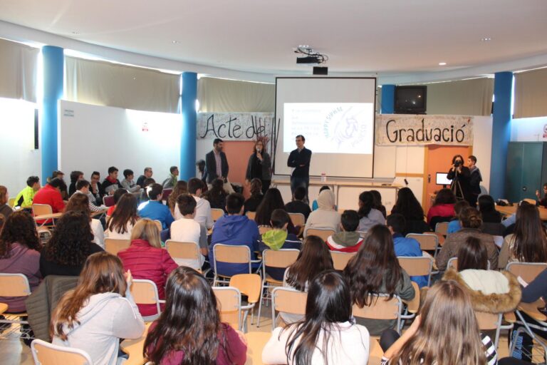 L'IES Miralcamp celebra el Dia Internacional de la Ràdio i la Televisió de forma solidària