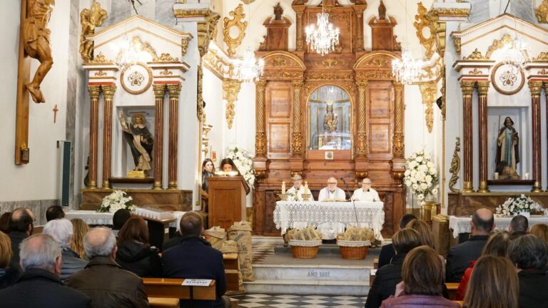 Vila-real celebra la missa de Sant Antoni i reparteix 1.350 panets