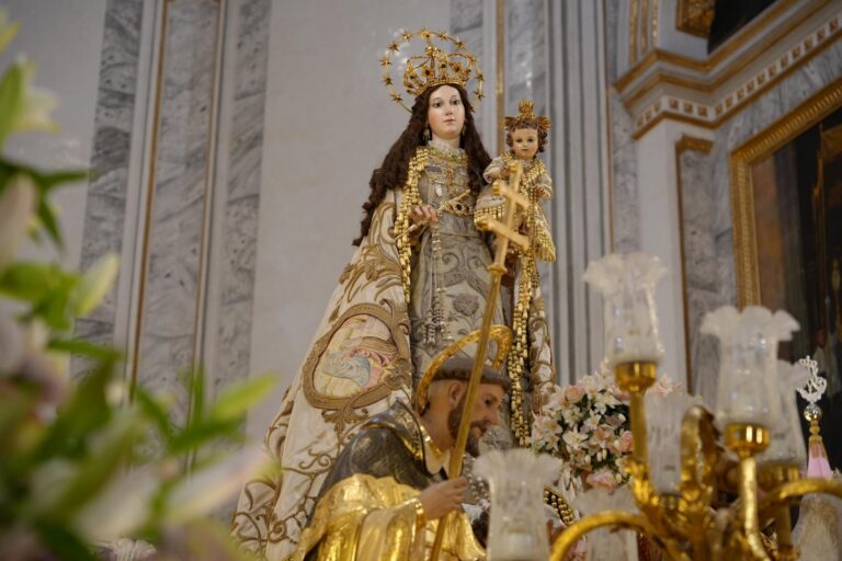 Les rosarieres celebren el pas pel manto de la Mare de Déu per primera vegada en la història