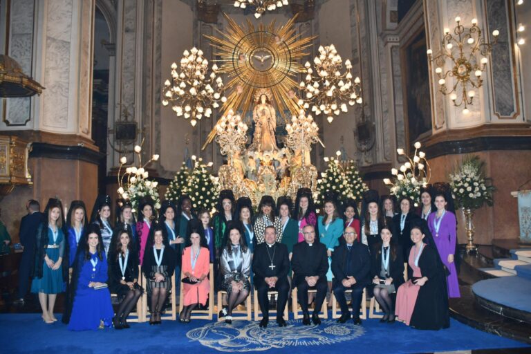 Les Purissimeres veneren a la seua verge en el seu dia més especial
