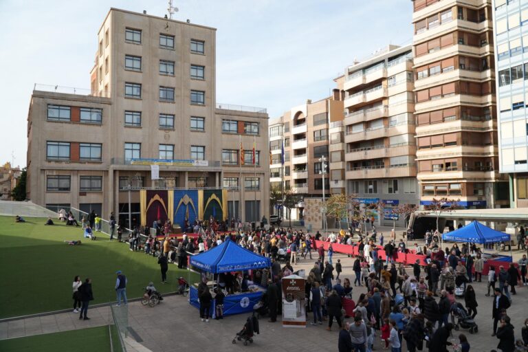 La Plaça Major de Vila-real, 'de gom a gom' per rebre els missatgers reials