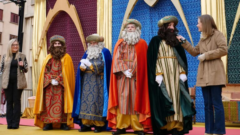 Els Missatgers Reials porten la màgia del Nadal a Vila-real malgrat la pluja