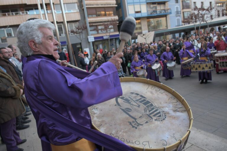 Guillermo Montesinos dóna el primer toc de la Setmana Santa de Vila-real en la Tamborrada Provincial