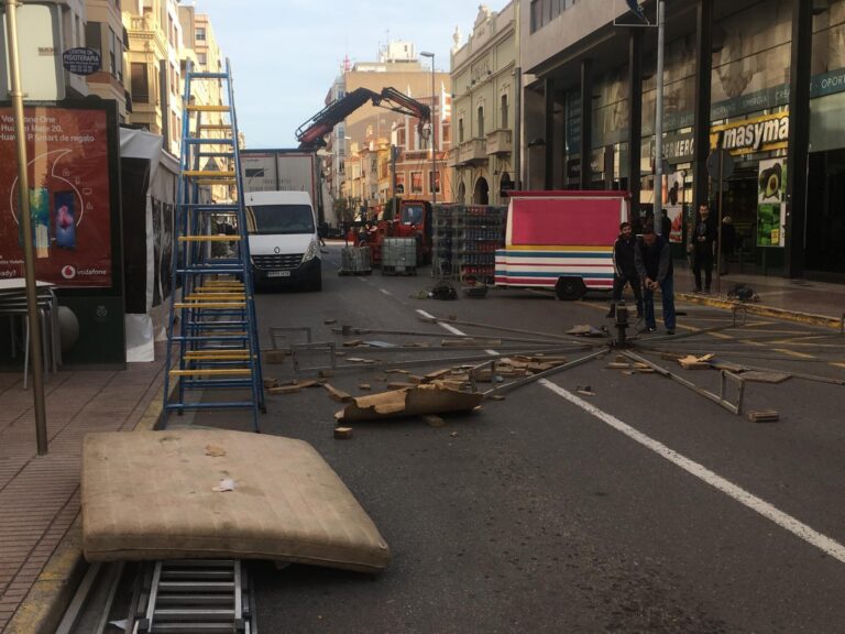 Compte enrere per a la Fira de Nadal amb l’inici del muntatge d'una vintena de casetes a l’avinguda la Murà