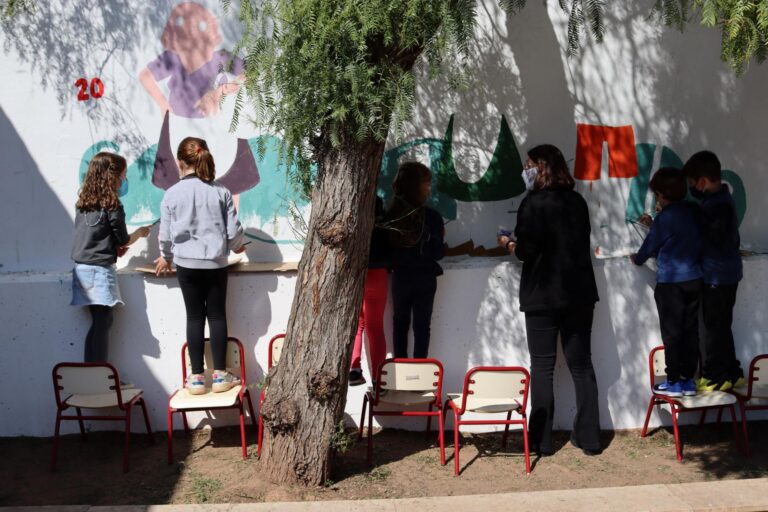 Els alumnes del Pius XII participen en el mural sobre tradicions locals que embellirà el pati