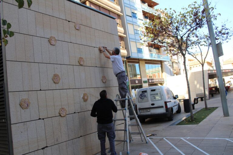 ‘La comunitat’ s’exhibeix com a símbol de lluita contra la violència masclista 