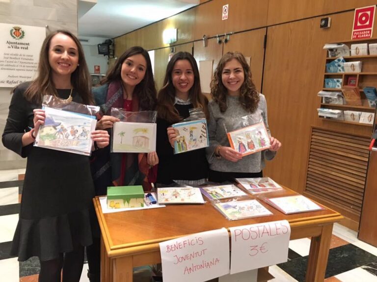 Les Puríssimeres obrin la Casa de Les Bolletes per vendre les postals solidàries