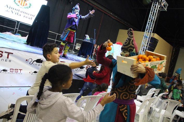 Nadalàndia acaba amb el popular simulacre de les campanades amb grillons de taronja 