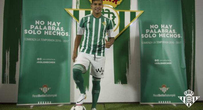 Villarreal i Betis tractaran el futur de Nahuel Leiva, al que no vol l'esquadra verd-i-blanca