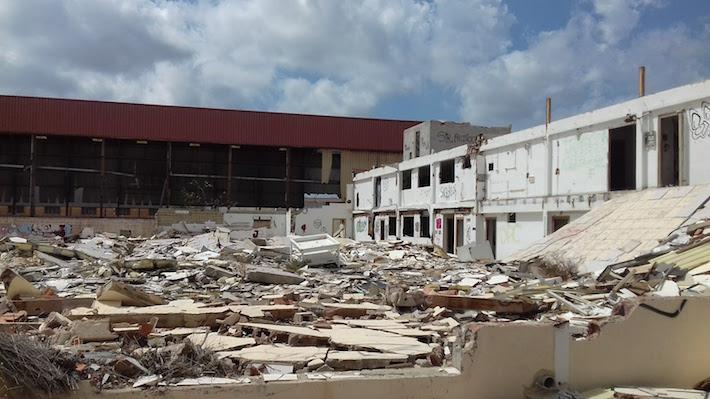 La demolició de les naus abandonades al camí Les Voltes, més prop després d’aclarir-se la titularitat