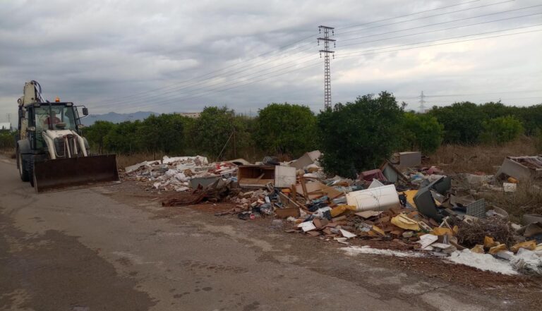 Serveis Públics i Policia retiren prop de 30 tones de residus de sis abocadors il·legals en la seua última actuació