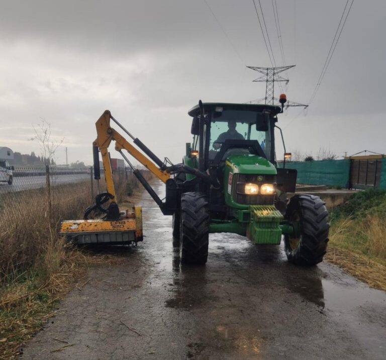 Serveis Públics neteja una quinzena de camins rurals