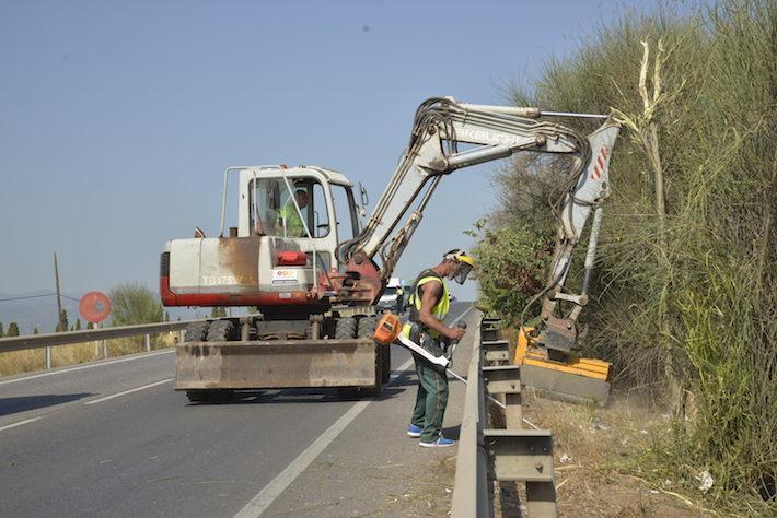 Serveis Públics neteja i condiciona les cunetes, camins rurals i solars municipals de la ciutat