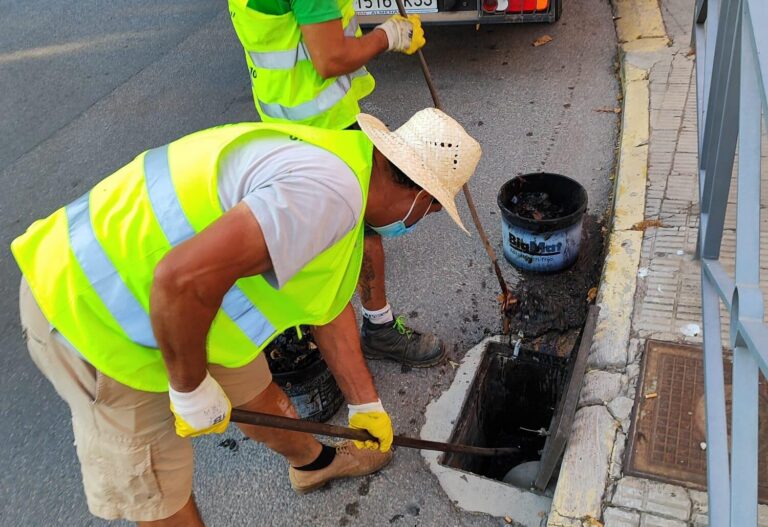 Serveis Públics escomet la neteja d’embornals per previndre inundacions
