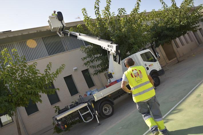 Les brigades netegen les cobertes del Carlos Sarthou i Pius XII per a prevenir problemes a la tardor 