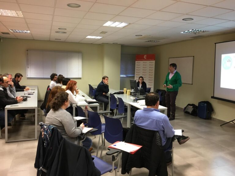 Una vintena d'empresaris aprén la importància d'estar present en tots els canals per a atendre bé als clients més exigents