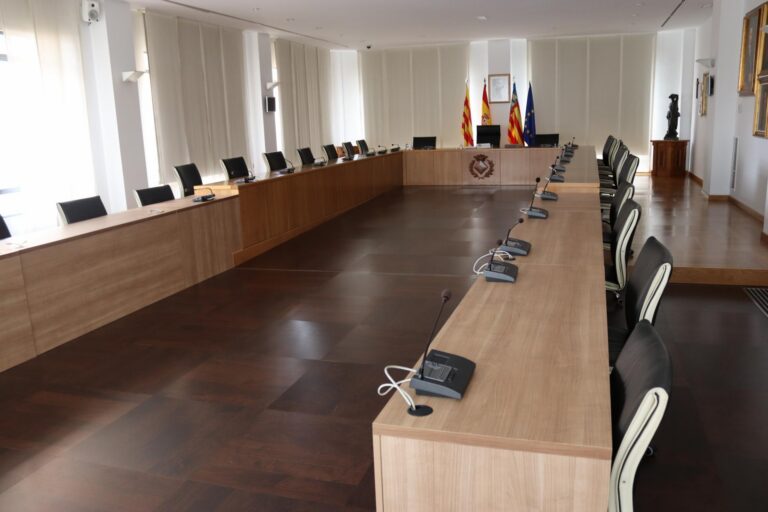 Els plens recuperen la ‘normalitat’ i tornaran a ser presencials amb més distància entre seients