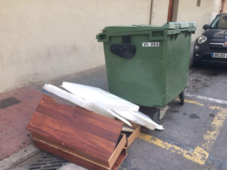 Cs denuncia que la ciutat sembla un Ikea en estiu per l’abundància de voluminosos a la via pública