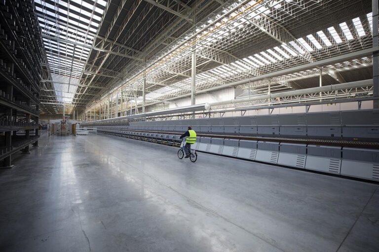 Porcelanosa inverteix 55 milions d’euros en la planta més automatitzada del món de la ceràmica