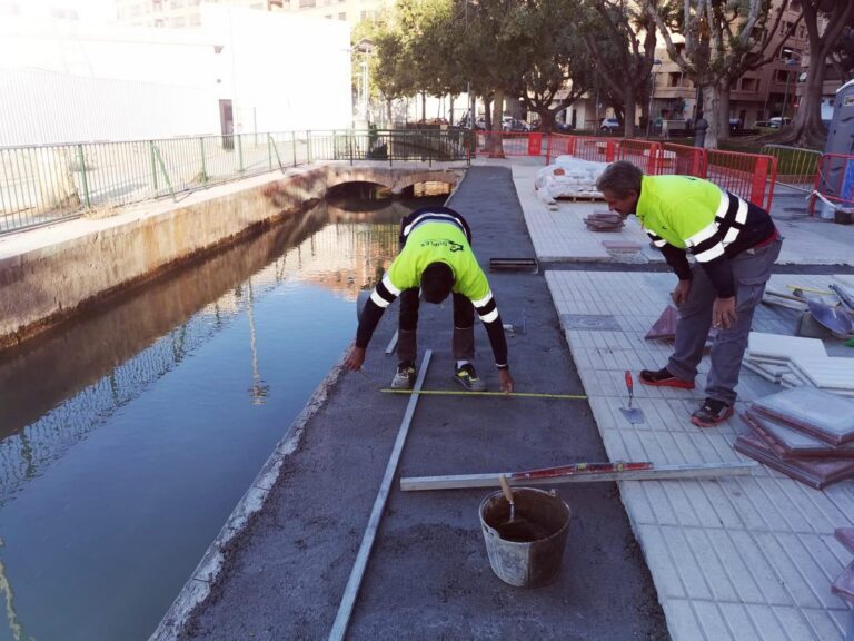 Serveis Públics comença els treballs per completar la reparació dels danys en un tram de la séquia Major