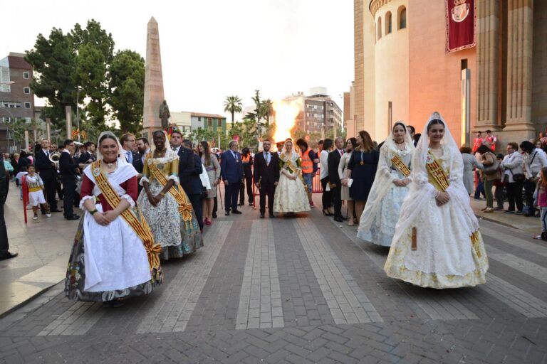 Penyes i entitats socials i culturals realitzen una multitudinària ofrena a Sant Pasqual