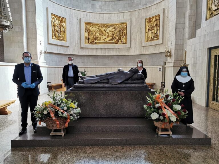 Ofrena de flors a Sant Pasqual el dia que tenien que començar les festes