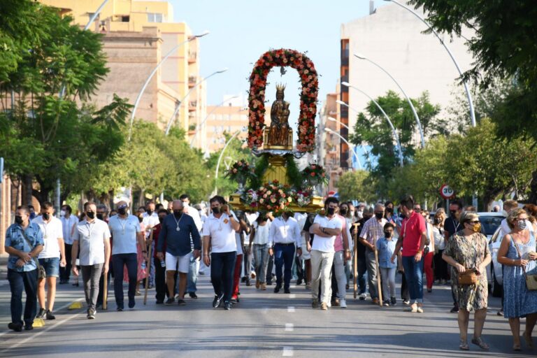 La Mare de Déu de Gràcia torna a l’ermita acompanyada de veïns i veïnes