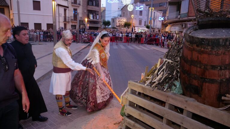 Ofrena de flors a Sant Pasqual i encesa de la foguera en la vespra de la festa