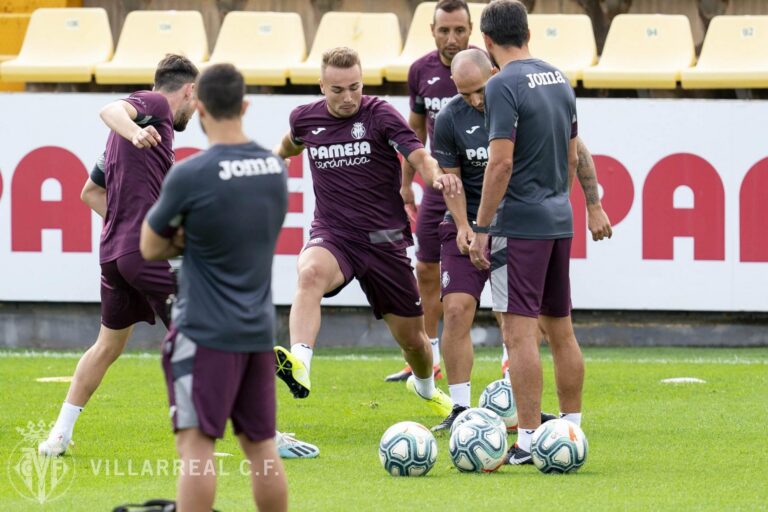 El Villarreal busca alleugerir la plantilla de 32 fitxes i signar a un extrem i a un davanter
