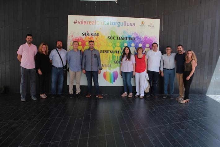 Ja està instal·lat el photocall en la plaça Major per a commemorar del Dia de l'Orgull LGTBI
