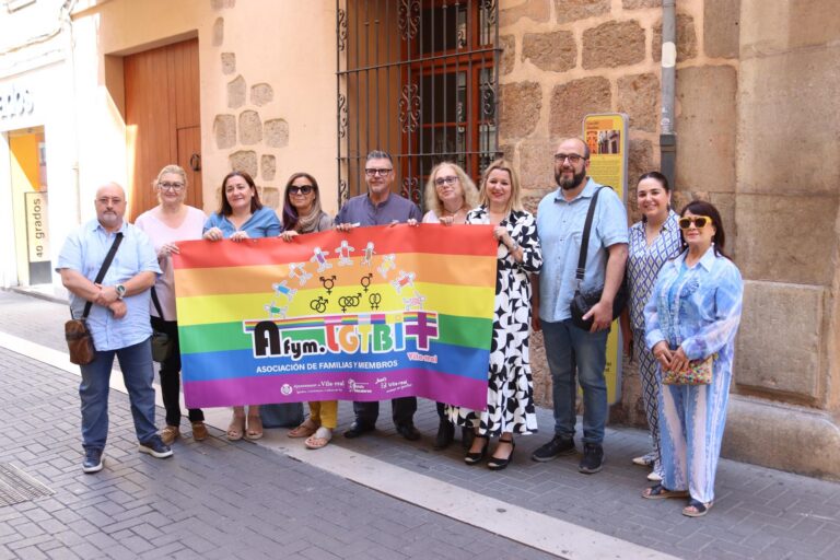 La pancarta de l’Orgull LGTBI+ ja penja de la Casa dels Mundina