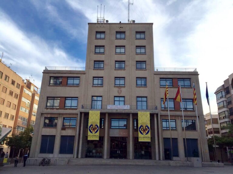 La ciutat s’engalana per a rebre dijous al Liverpool