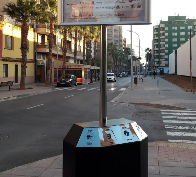 S'instal·len huit papereres de recollida selectiva per a facilitar el reciclatge de carregadors, tòners o bateries
