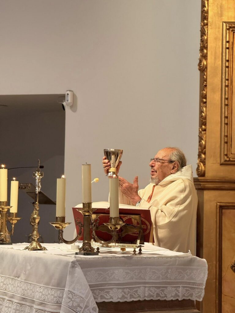 Seixanta anys de fe i servei: homenatge al Pare Vicente Vicent