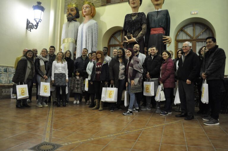 Una vintena de parelles lingüístiques trenca fronteres per a practicar el valencià