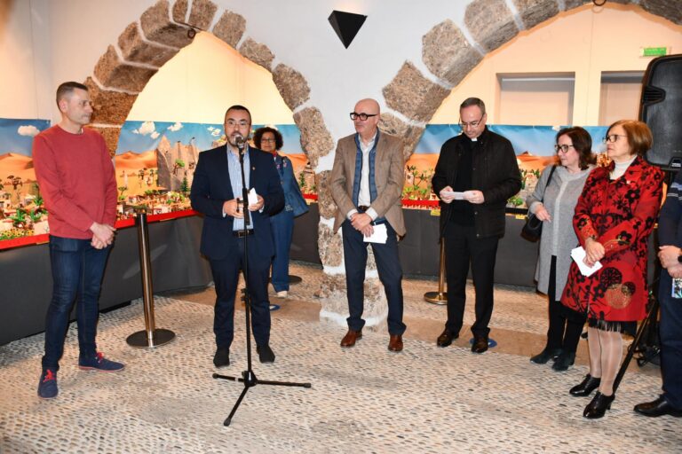 Vila-real inaugura La Passió de Playmobil, obra de Diego Pérez