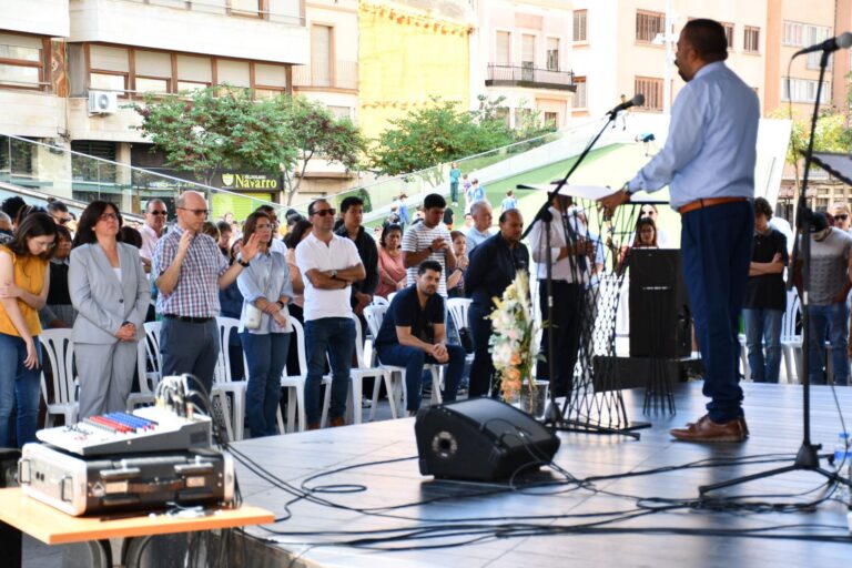 El Centre Cristià de Vila-real celebra la Pentecosta a la plaça Major