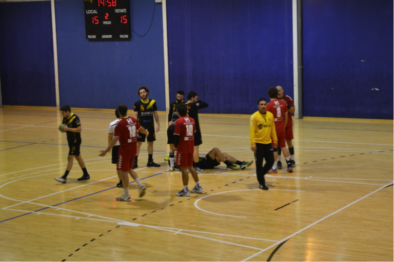 El CH Vila-real planta cara però no pot véncer al BM Petrer (20-23)