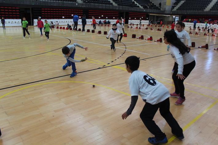 Un centenar de xiquets d'entre 8 i 10 anys participen en la  jornada de pilota valenciana al CTE