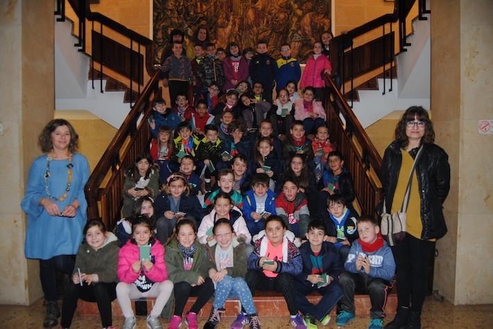 50 alumnes de 2n curs de Primària del Pius XII visiten l'Ajuntament amb el professorat