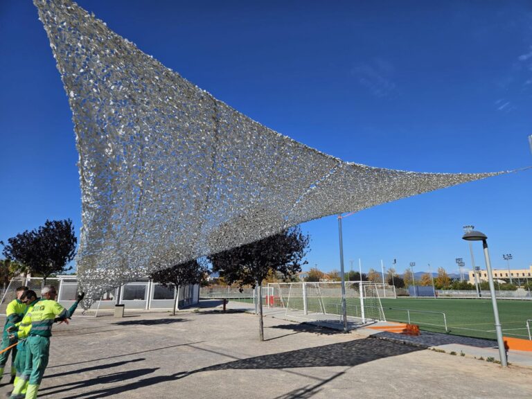 La Ciutat Esportiva, Flors i la piscina incorporen tendals per a protegir del sol