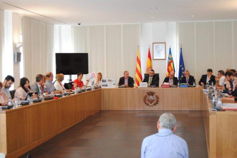 El ple aprova els comptes en l’equador de l’exercici amb la Gürtel i l’herència urbanística com a teló de fons