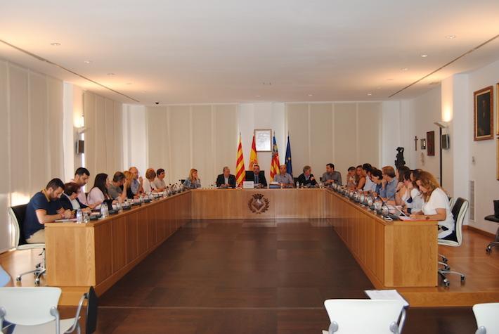 L’anunci del retorn del Festival Internacional de Danses en precs i preguntes salva un insubstancial ple