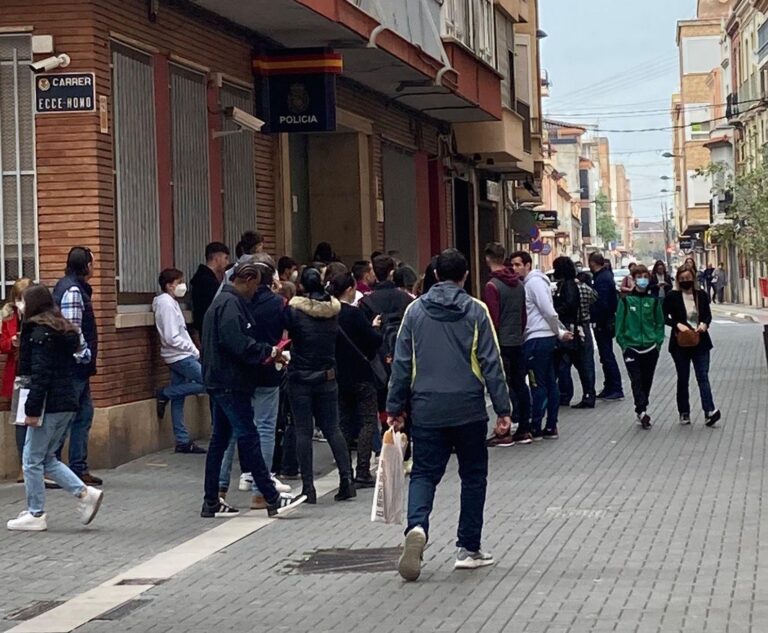 Cues per al passaport en la Policia Nacional d'aficionats del Vila-real per a viatjar a Liverpool