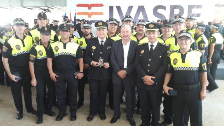 La Generalitat condecora 16 agents de la Policia Local