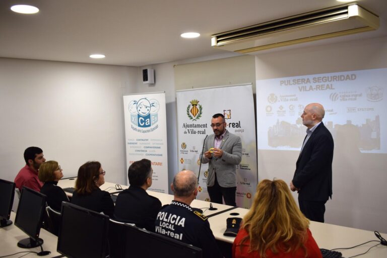 99 menors i persones malaltes tenen ja les polseres d'emergència impulsades per Innovació i Fundació Caixa Rural