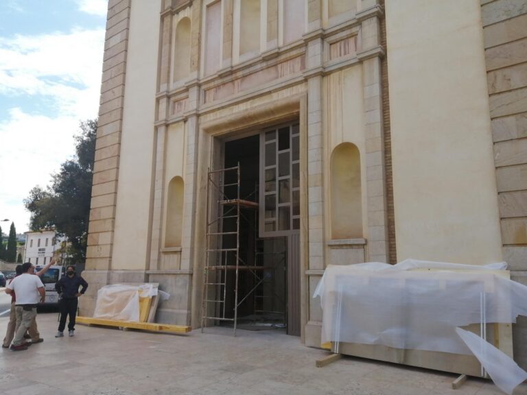 Nova porta d’accés a la basílica de sant Pasqual que aviat incorporarà noves lluminàries i bancs de fusta