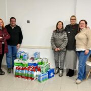 PP de Vila-real lliura la llet arreplegada en la campanya solidària ‘María José Valtueña’